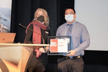 Eric Cheng receiving his SFU I2I Venture Pitch award at SFU for Isolatrix